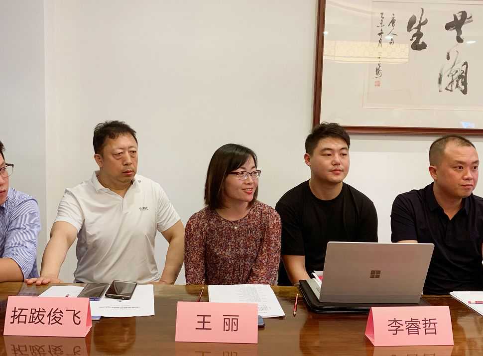 小说：灵眼猴看到男孩找不到自己的武器，它做了几个动作