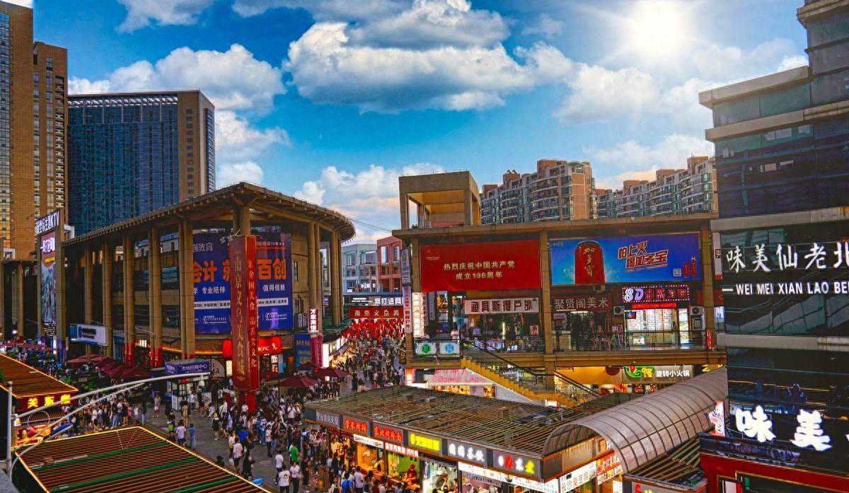 2025年4月10日属虎人运程：刚柔并济真豪杰，笑看山河日月新。