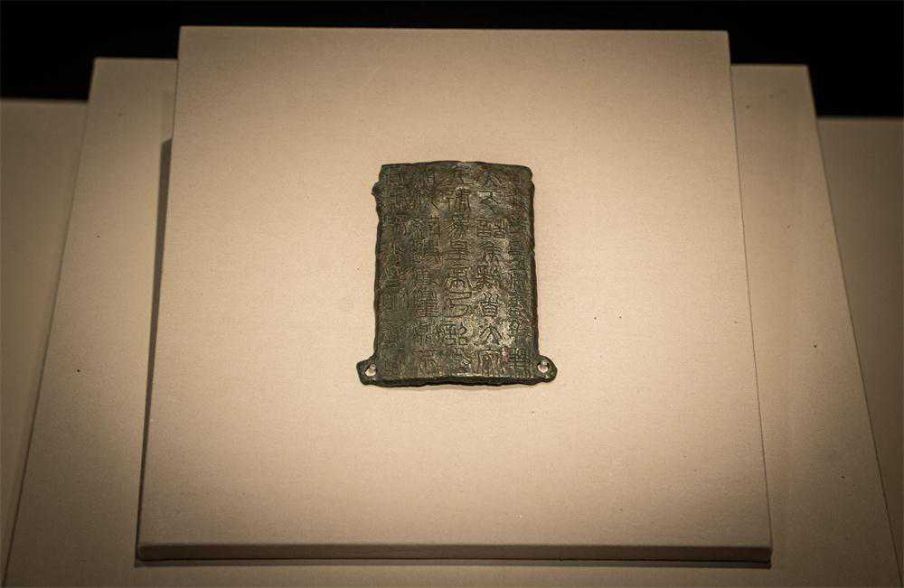 离卦象征着火的力量和热情，代表着光明、美丽、热情和热烈。